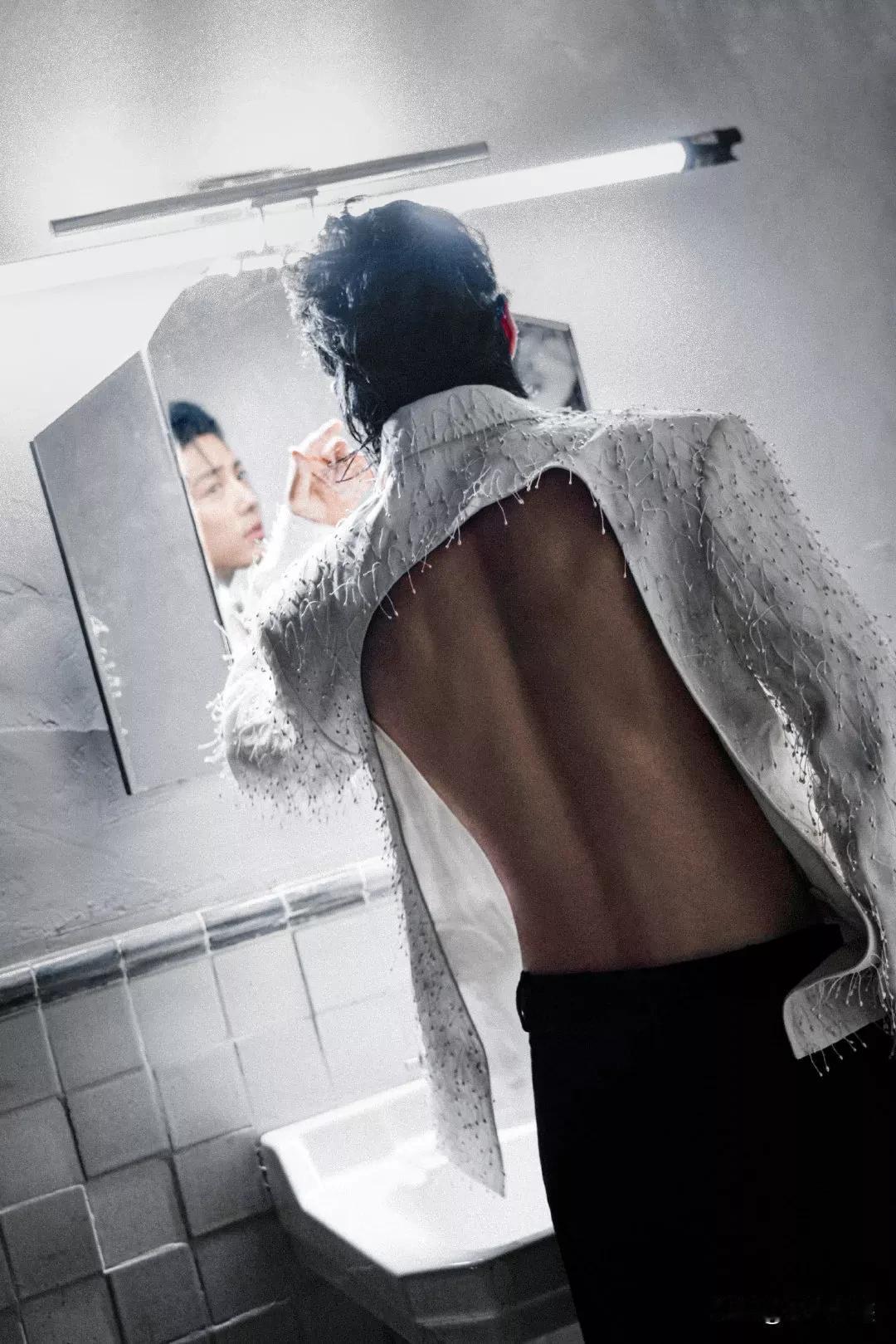 这件衣服其实是不好看的，你会觉得它好看，那是因为它穿在了肖战的身上。
而且这衣服