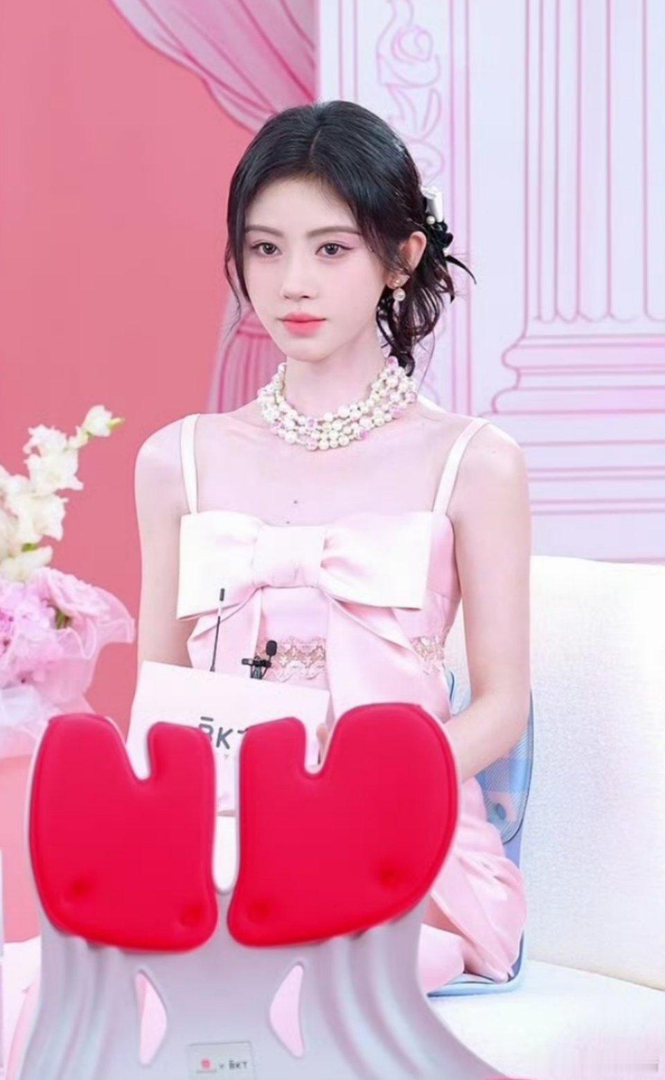 鞠婧祎直播滤镜好厚啊，都快看不清五官了