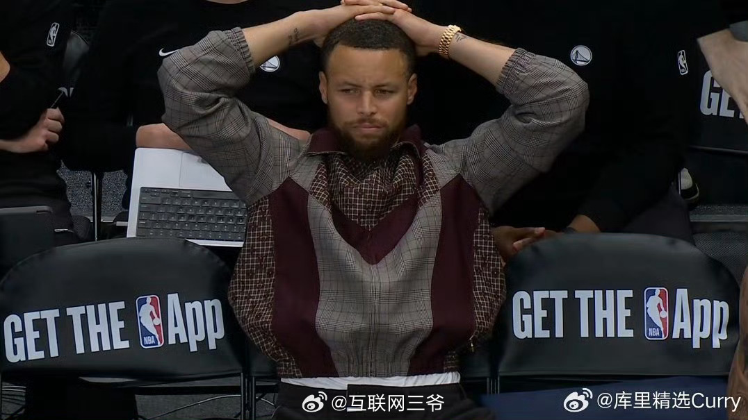 穆迪膝盖变形非接触式受伤，膝盖都完全变形了，感觉很严重的伤病。库里低头面部苦脸，