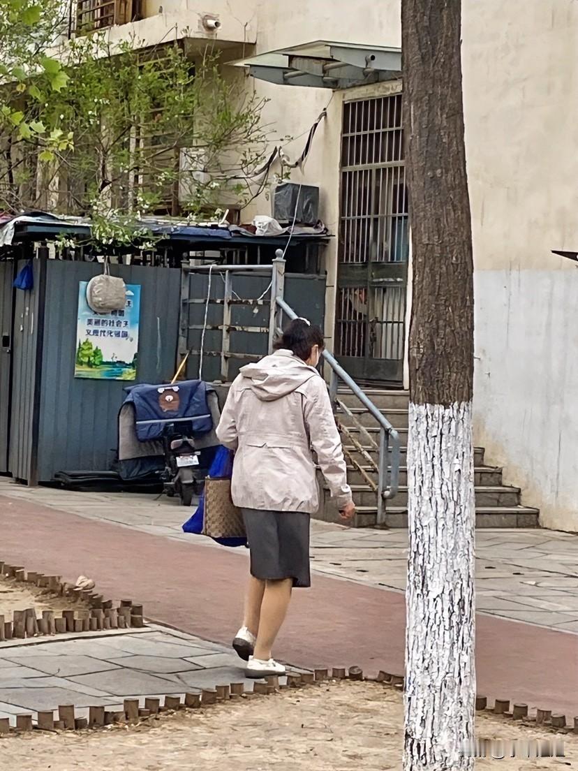 也不怕腿部受凉，为了美也是拼了！当天天津最高气温17度！这个气温，这个岁数，穿裙