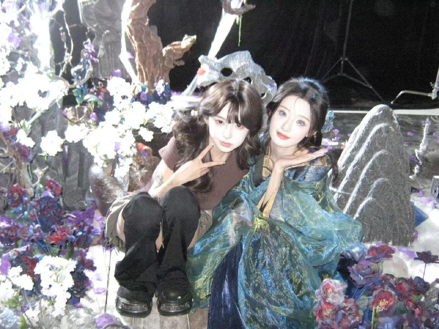 机智张镜头下的杨雨潼白袍红花造型美到失语，定睛回眸的那滴泪，是把“一眼万年”具象