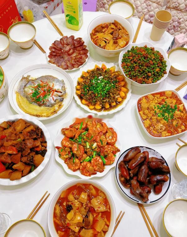 兄弟们，除夕中午好！这会儿家里头正热闹呢。忙了一年，说实话，平时为了一家老小，一