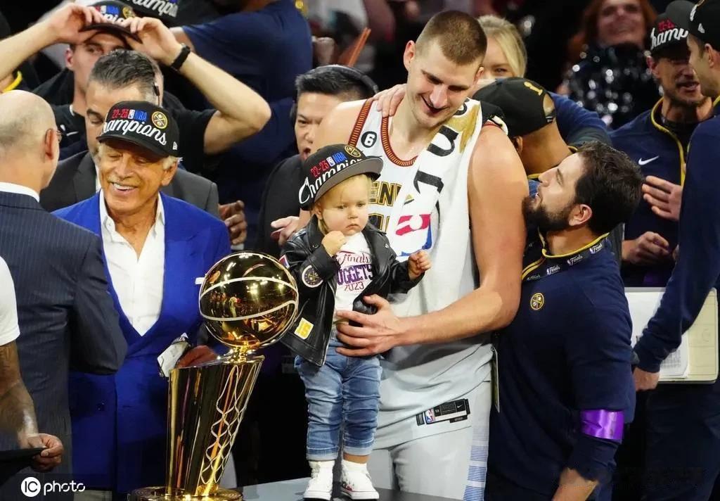 满打满算，NBA现役单核带队夺冠，仅有以下三人做到：

1、莱昂纳德
2019年