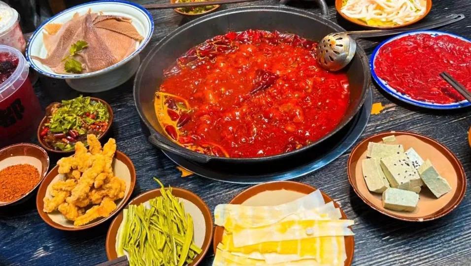 昨晚陪读的四个家庭在一起吃散伙饭。
孩子们高考完，都撒野去了。
只剩我们四家8人