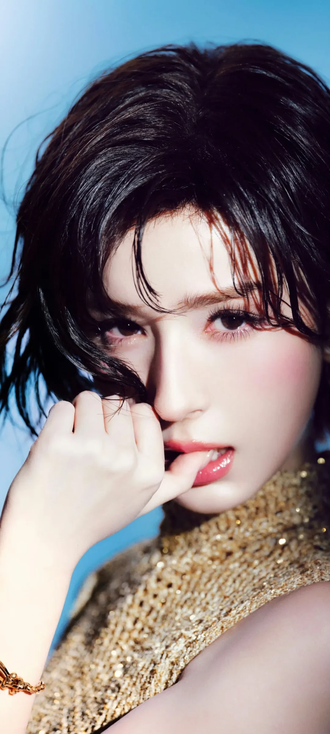 性感无需裸露，咬咬手指，照样可以迷倒众生