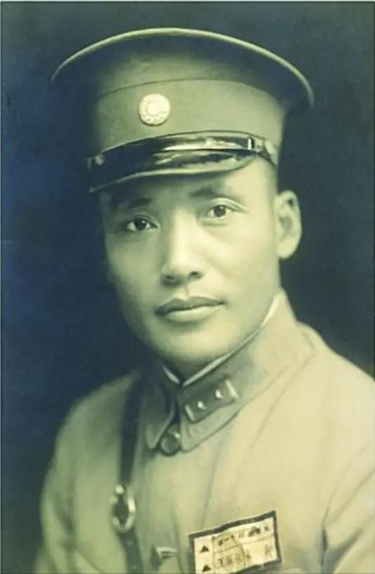 1936年，一名国民党中将跟随红军走完长征，谁知等到了延安，毛主席却对他挥了挥手