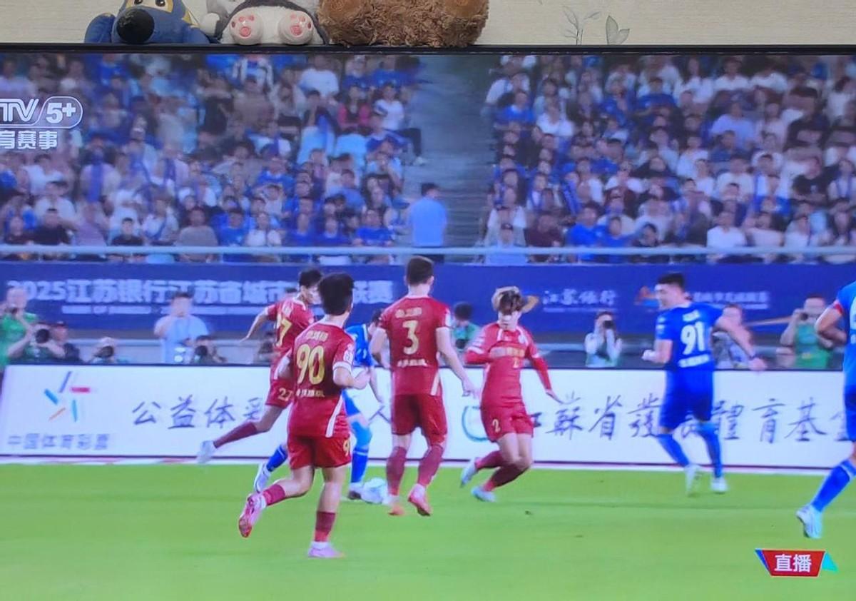 江苏省运会这场足球赛，南京队赢得可真不光彩。
号称传统强队的南京江宁，面对被看作