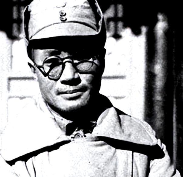 1945年深更半夜，一个黑影悄然潜入延安保育院的窑洞。猛然间，他亮出寒光闪闪的匕