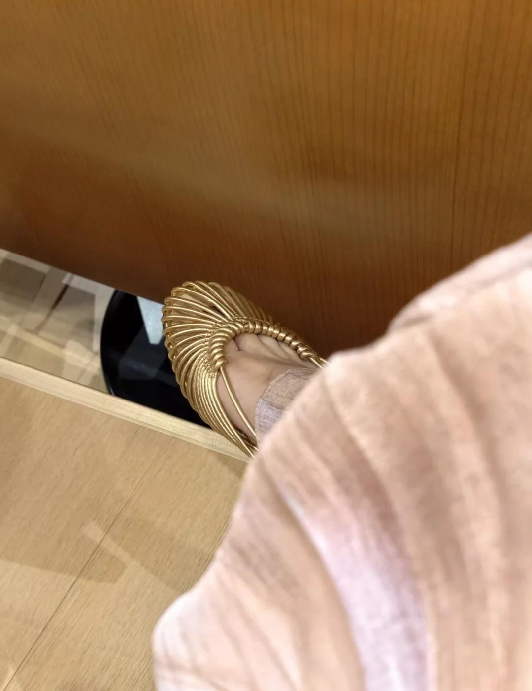 听音乐会也要穿小金
昨晚上去听音乐会，本来是穿的编织拖鞋，想了想太过于随意，又还