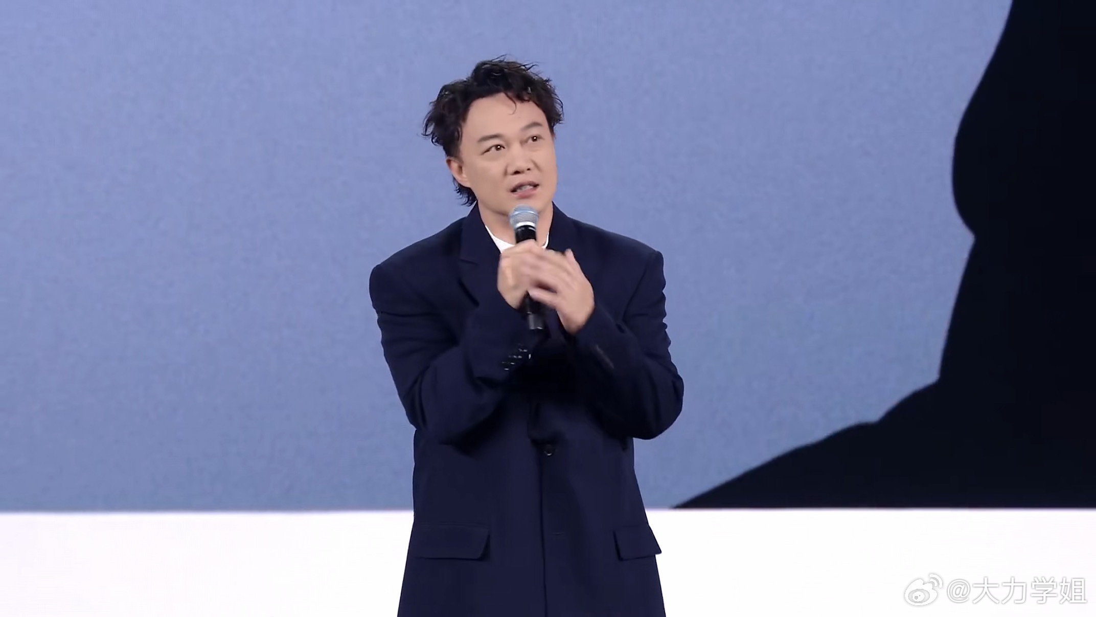 红米发布会陈奕迅问：“《K歌之王》好听吗？”你们说呢[捂嘴哭][捂嘴哭][捂嘴哭