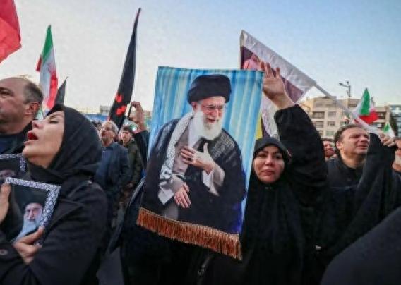 美以彻底翻车！妄想靠狂轰滥炸逼伊朗低头，可万万没想到，百万伊朗民众冒着炮火硬刚，