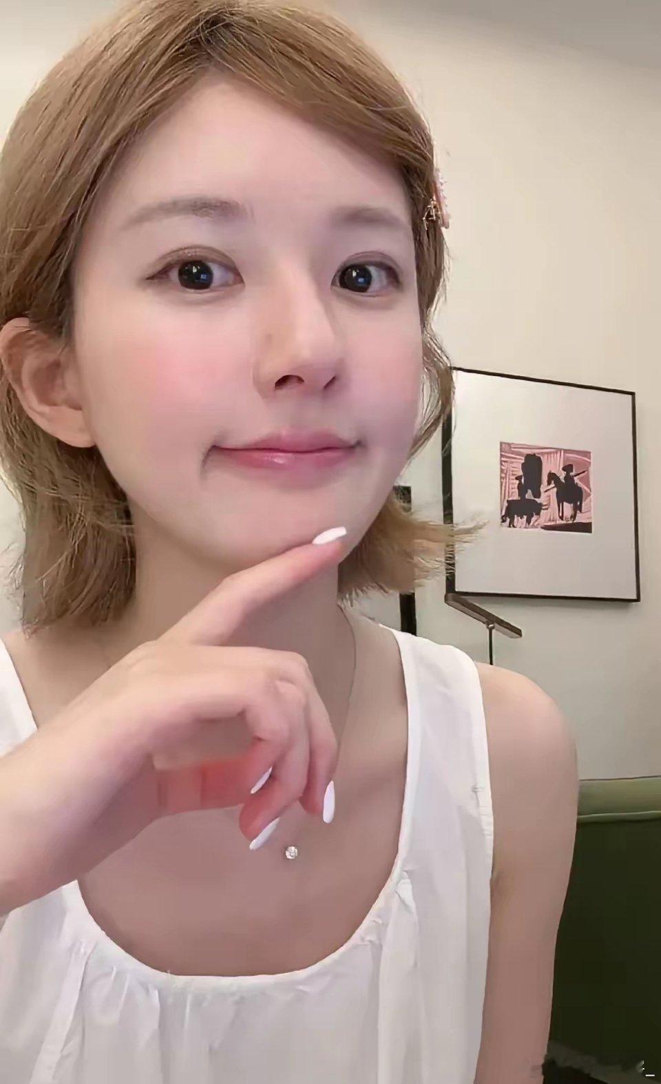 赵露思说，我和公司闹翻，主要是资源分配问题。签了公司后，他们承诺给好剧本，但实际
