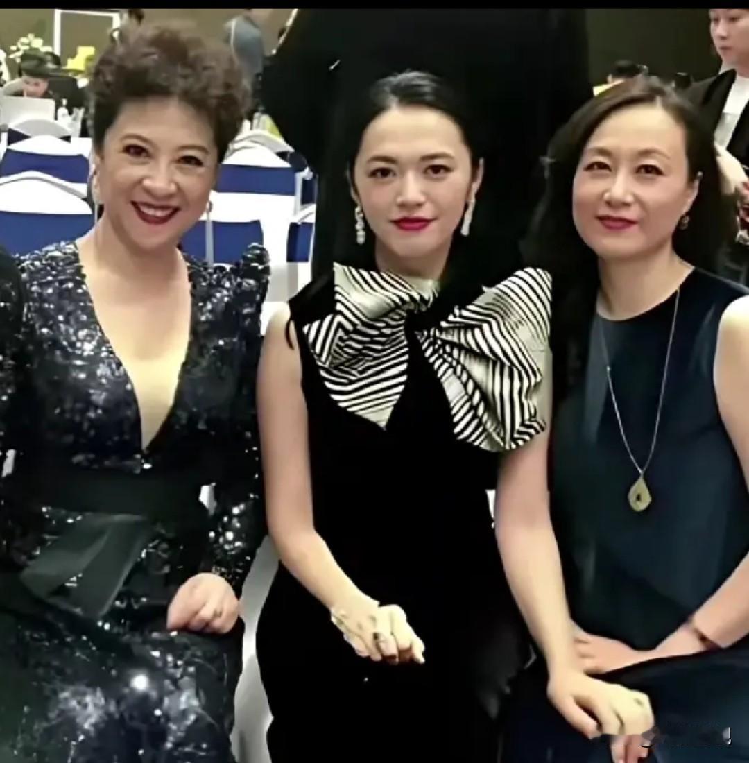 仔细看，左边是气质优雅的王馥荔，中间的是秀韵多姿的姚晨，而右边的美女是谁？看她明