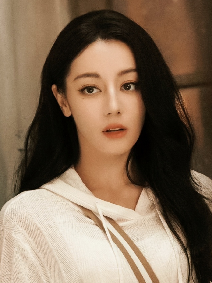 迪丽热巴给聂九罗加了人间滤镜 迪丽热巴的聂九罗，让我们看到了凡人的勇气！她虽然害