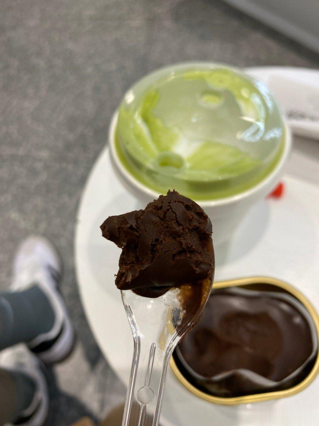 有些心情很难被理解只能和巧克力一起消化掉 ​​​