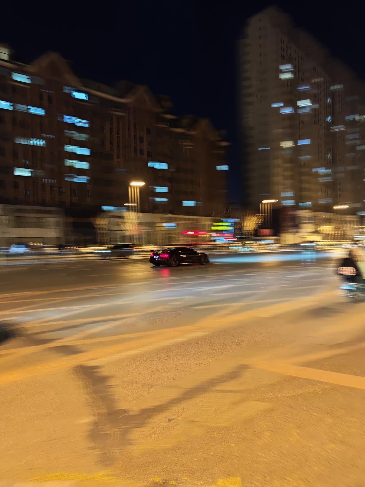 夜里飙车很吓人

听说我回松原了，夜里大姐来看我。闲聊了很久，将近九点大姐要回家