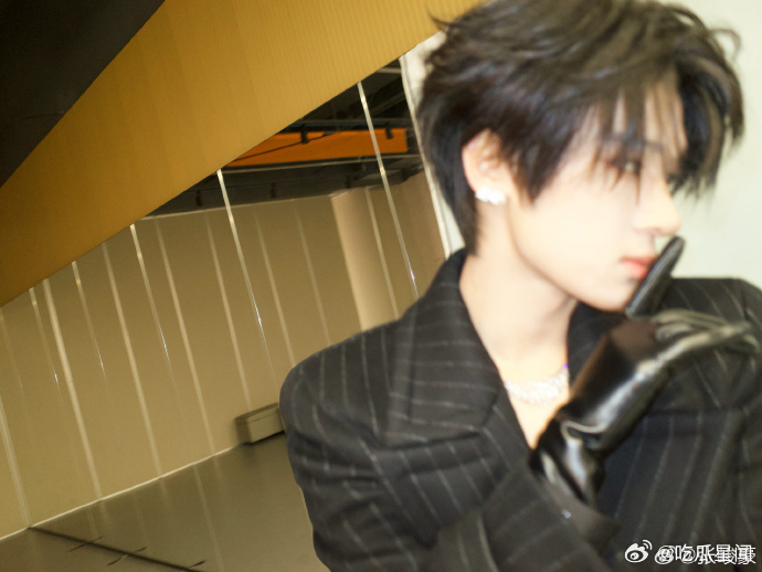 张峻豪终于可以把这组很香甜的照片发出来了张峻豪终于把这组压箱底的香甜照片放出来了