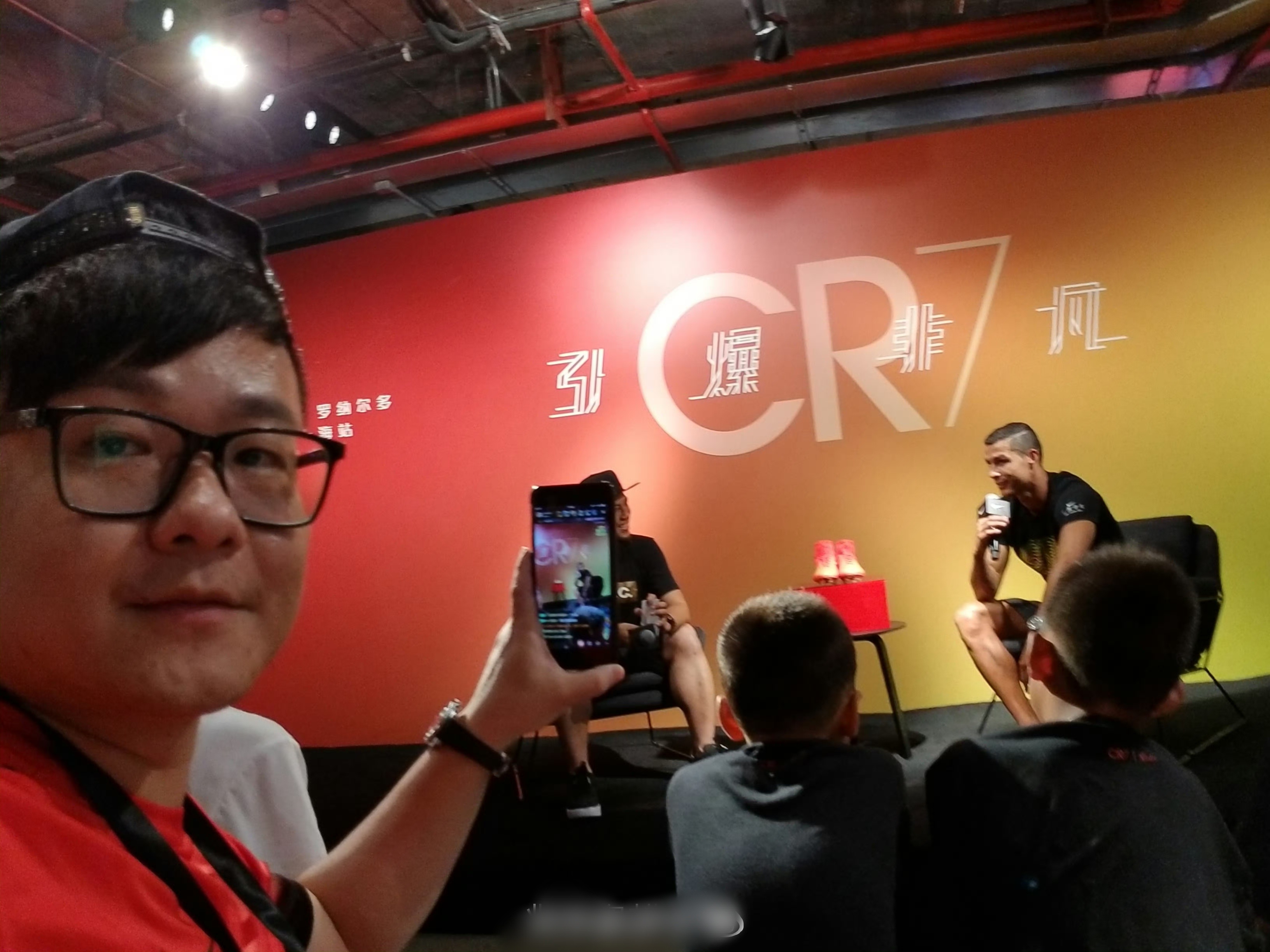 同学们，你们的车机可以换成CR7的背景啦，吧无限画布更新一下！快去换！图二是20