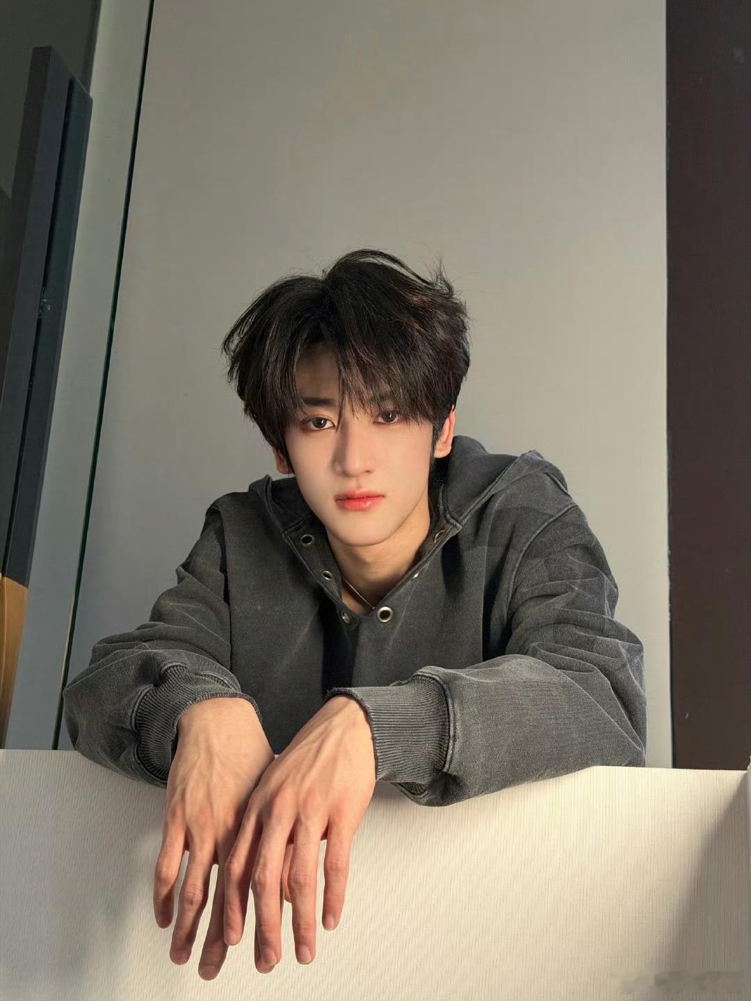 左邓 情头邓佳鑫先换的，并且换很久了，荣耀之战厂牌集体换头像时就换了，左航今天突