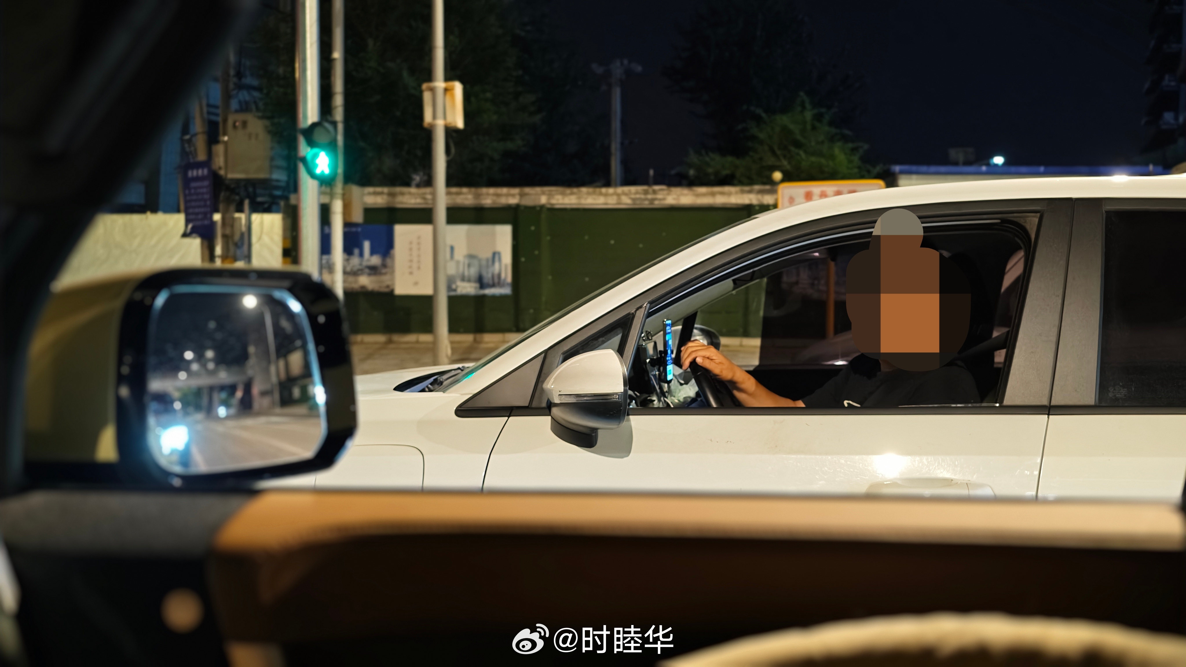 哈哈，开着V27在路口等红灯的时候，旁边车的大哥一顿问：哥们，这是啥车呀？是国产