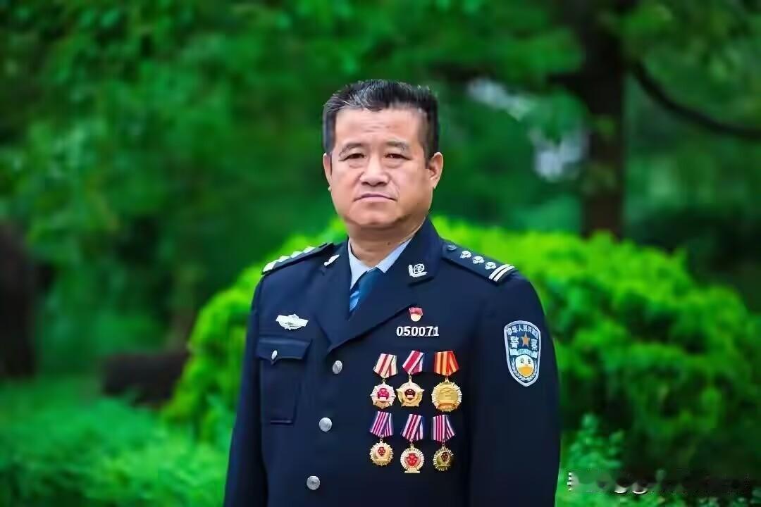 万万没想到！有着41年从警经历、曾获得多项公安荣誉的新余市公安局交警支队原二级高