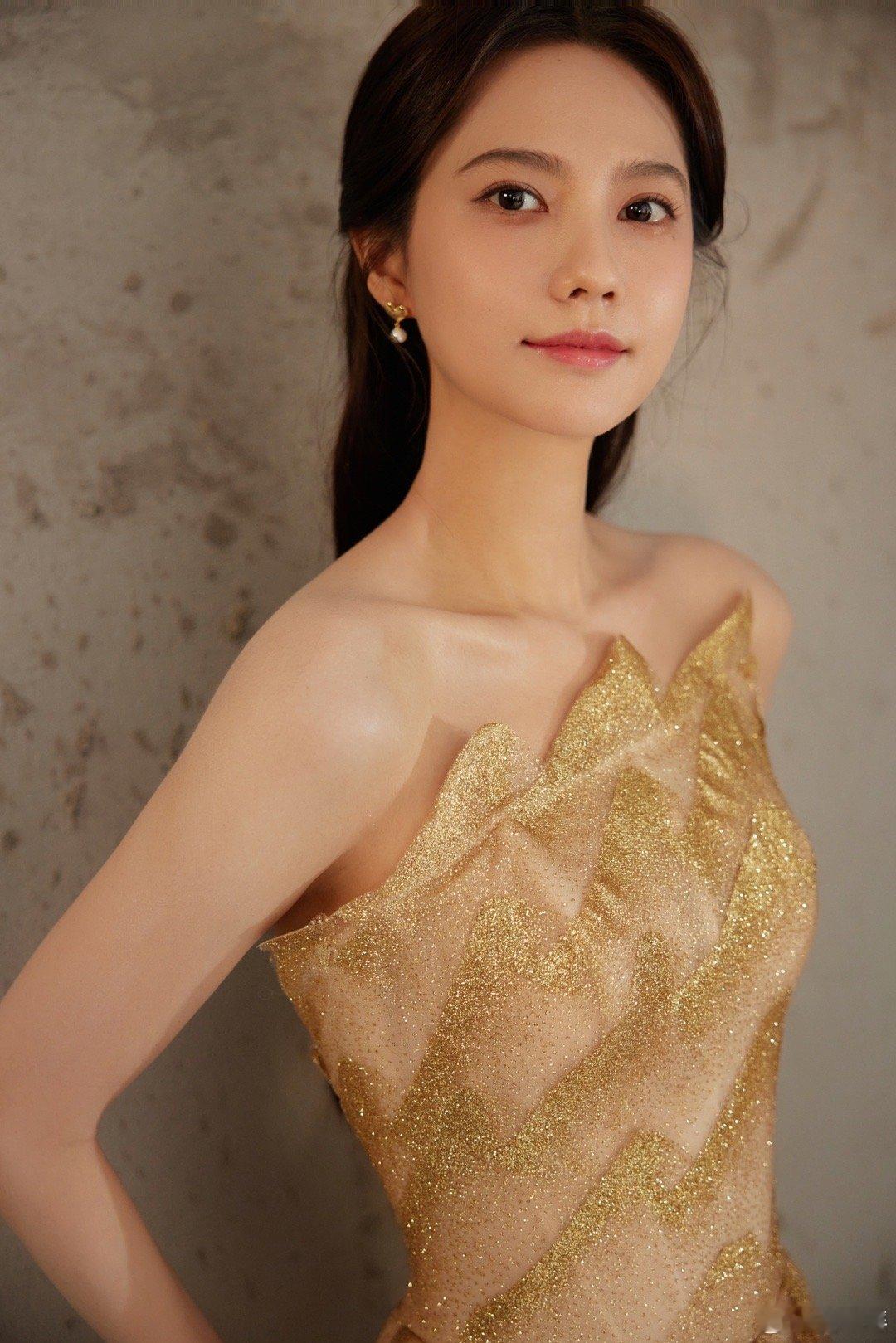 姜珮瑶  鎏金洒落，明媚缱绻。#姜珮瑶[超话]# ​​​