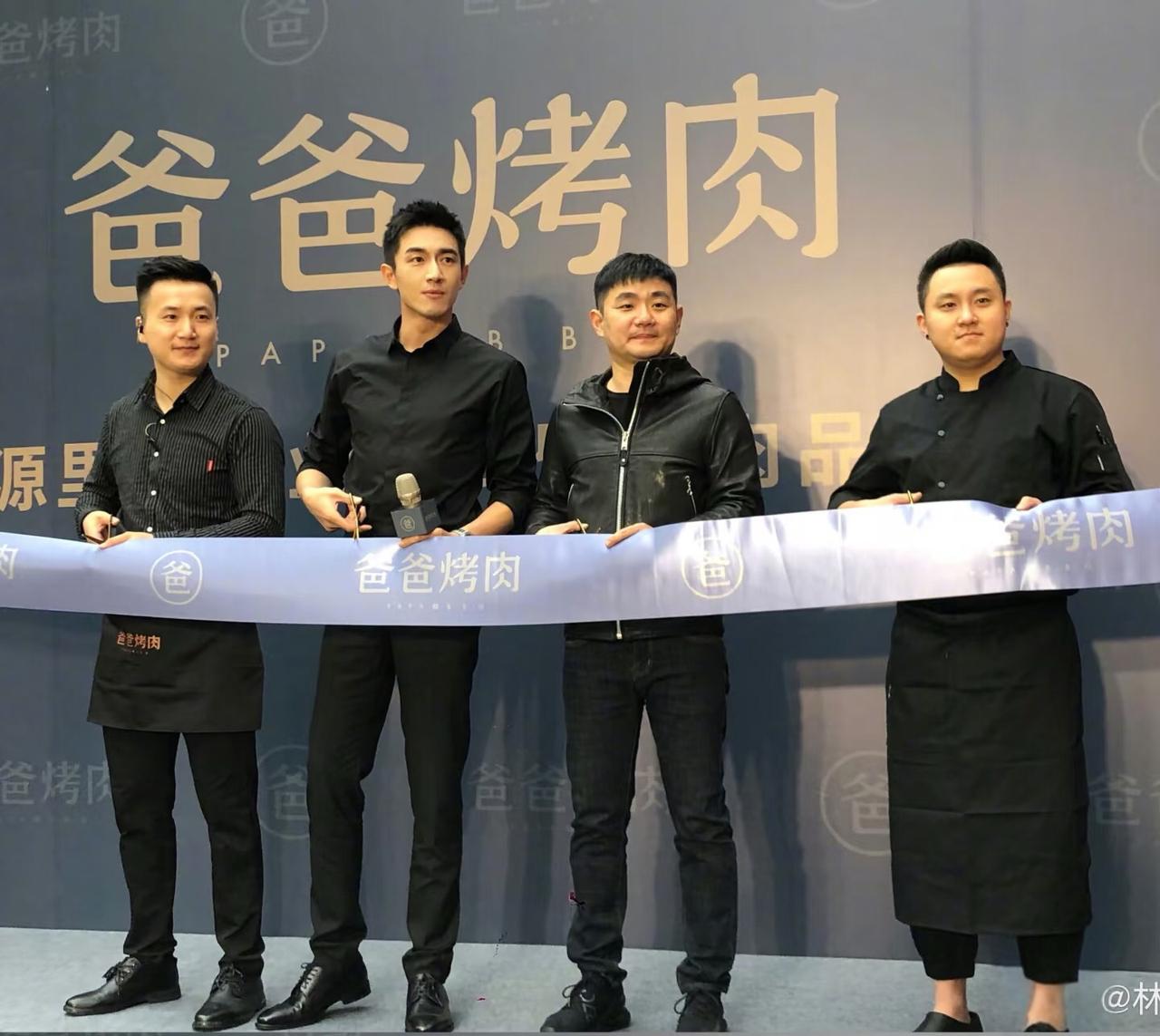 一张图看明白明星与普通人有壁，
原来是这么回事，
四位男士就林更新与其他人“格格