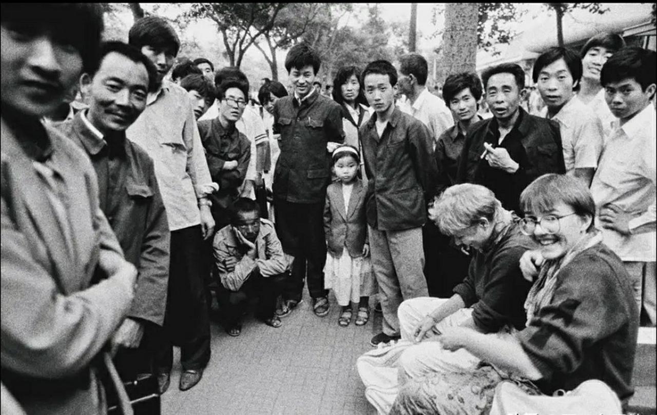围观尾随：形容人群围着新鲜事物看热闹。

八九十年代的学校经常教育学生，对外国人
