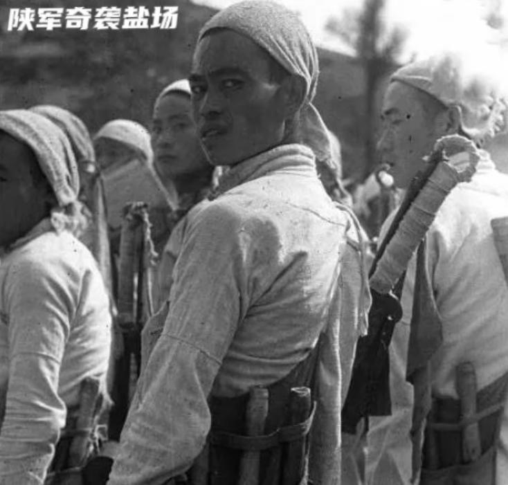 1938年10月，陕军战士伏击日军一辆卡车，战斗结束后他们攀上车厢却瞬间傻眼，随