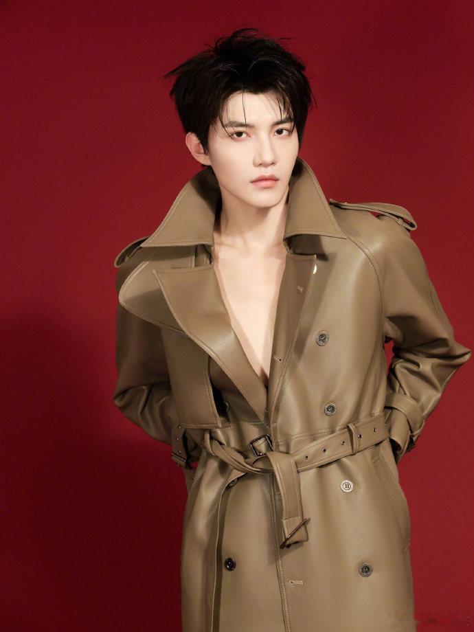 于正给欢娱新人高铭辰庆生于正新签的男演员高铭辰欢娱新人高铭辰迎来生日，于正发文为