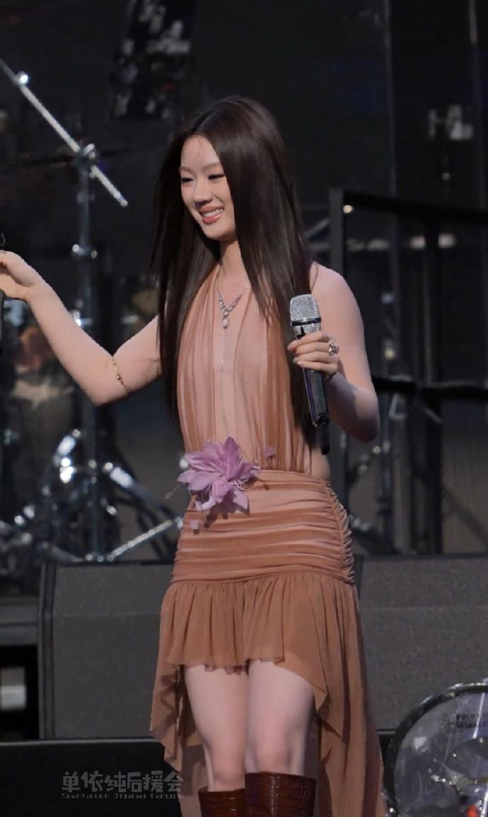单依纯声压出众，未来体育场演唱会可期。作为新生代歌手，她以独特嗓音与出色唱功崭露