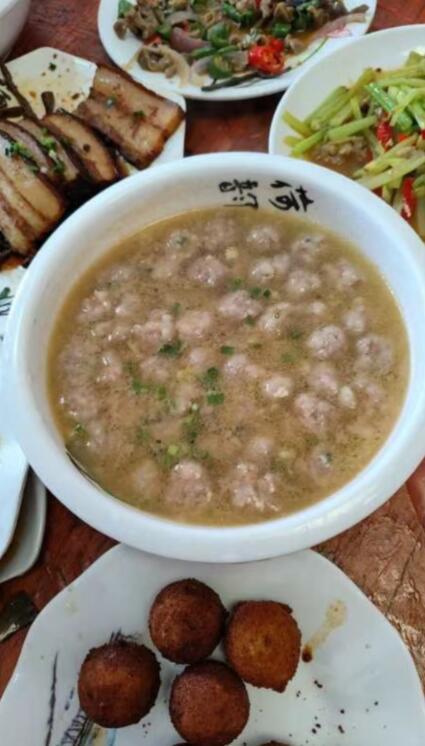 猪肉圆子汤，曾经是我的最爱。
小时候只有过年才能吃到的美食。
现在几乎天天可以吃