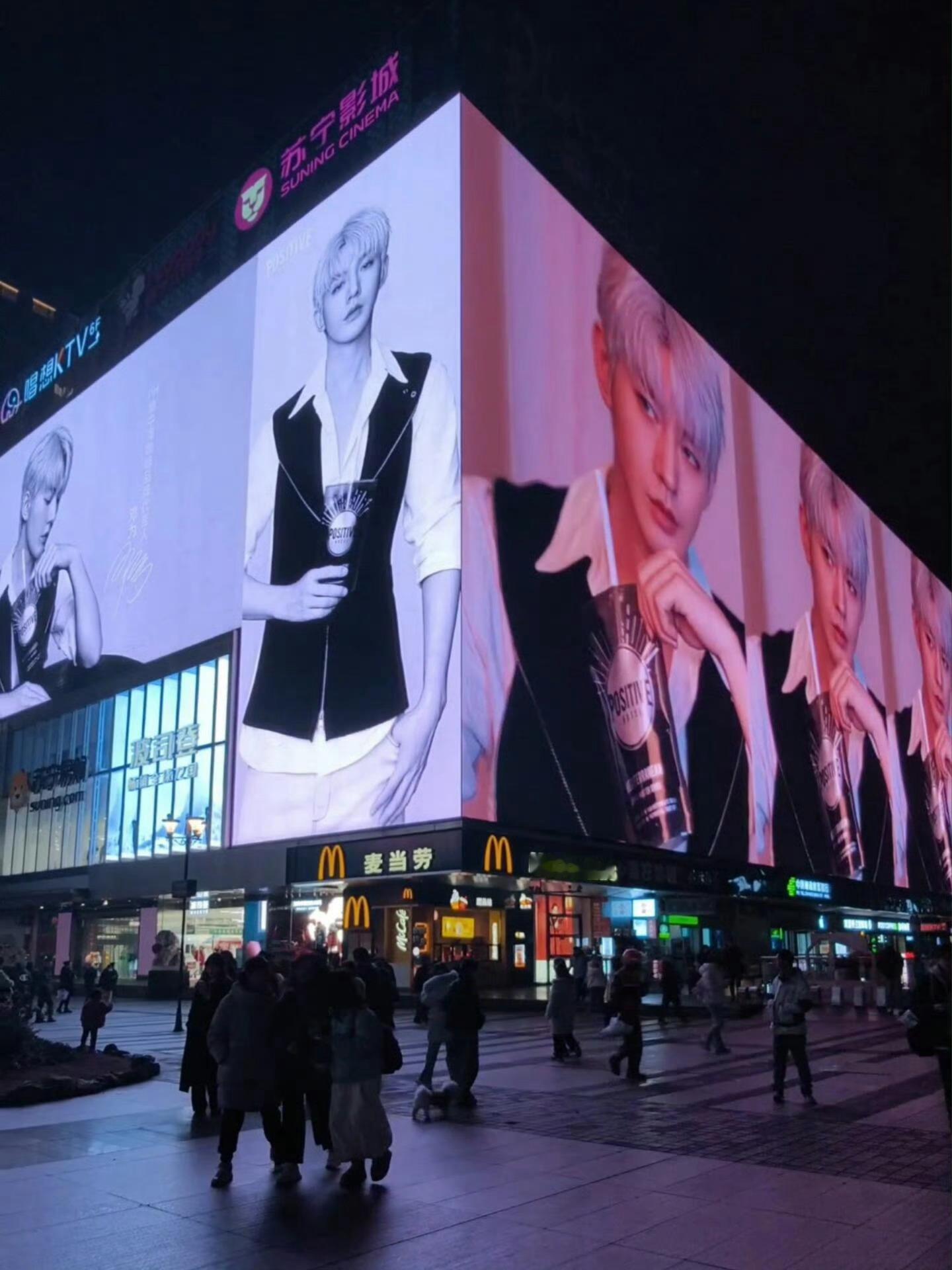 传下去 都来看68W亚洲第一巨屏！！！来看什么是真正的巨屏冲击力！！！邓为的排面