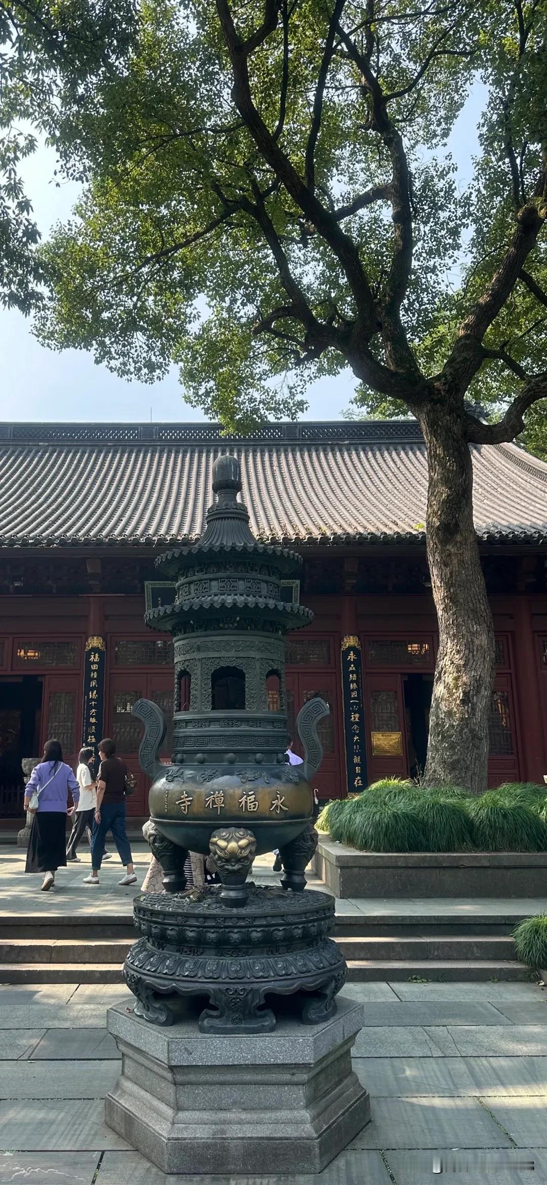 重阳节登北高峰
永福寺依山而建，与山浑然一体。
沿着山中小径盘旋往上，有三阁三殿