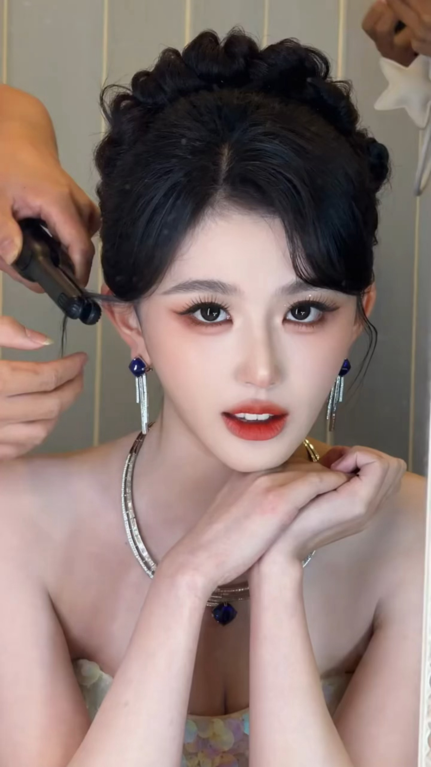 此女这个视频实在美萌🤤🤤🤤🤤孔雪儿拿着她的拳头要来捶发型师了
