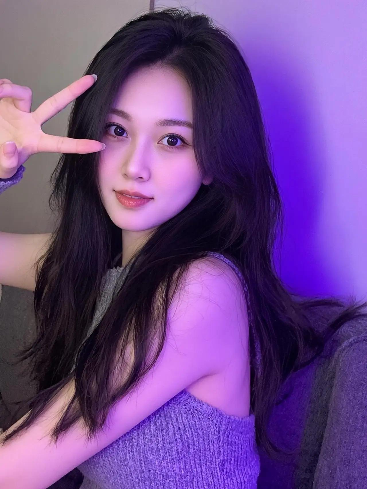 轻纱拂面，笑靥如花。