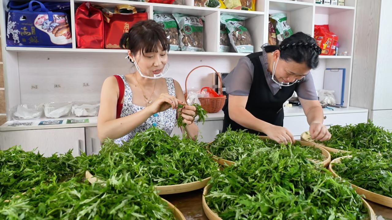 四块能买到什么？一杯速溶咖啡，还是一次平凡的早餐？但在漳州老城巷弄里，这枚翠绿色