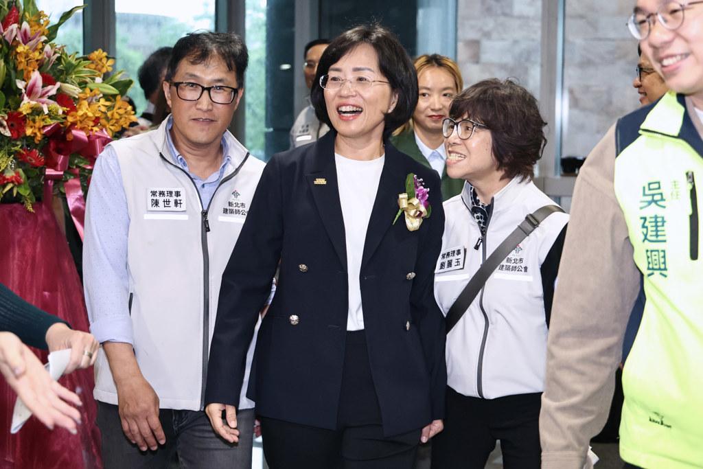 蓝营呛在毒油风波“神隐21天”　苏巧慧阵营反击：从不逃避
蓝营指控苏巧慧在毒油风