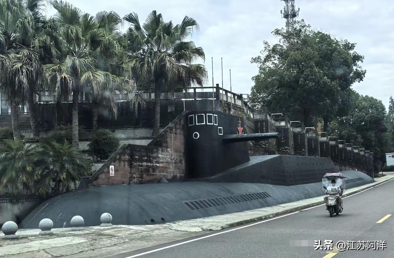 这是海南省三亚市红沙镇的“西沙海战烈士陵园”，这个黑色潜艇浮雕，指挥室围壳上带有