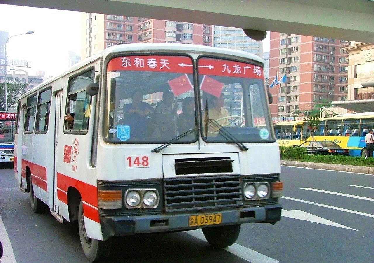 2005年，重庆交通：公交火车轻轨轮船