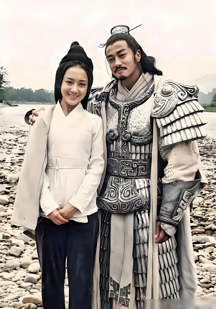 那只阿拉斯加，撕碎的不是李依晓的耳朵，是她那张“古装第一美人”的虚假面具。
你