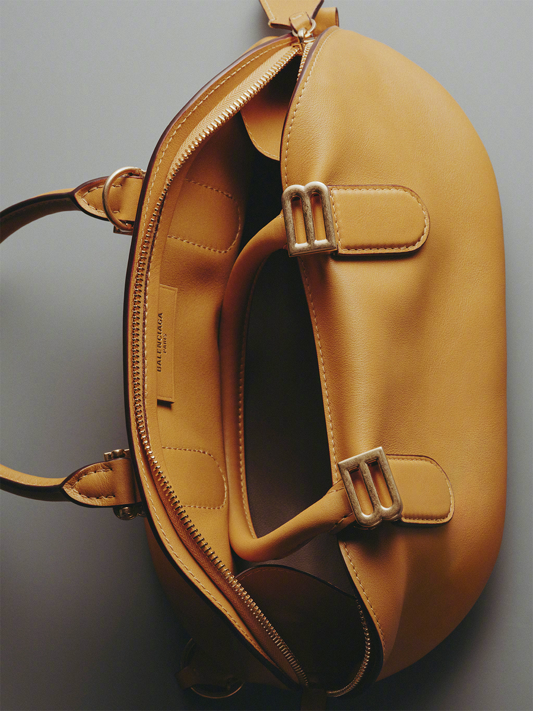 BALENCIAGA 推出 BOLERO 与 LE 7 两款手袋，这是创意总监P