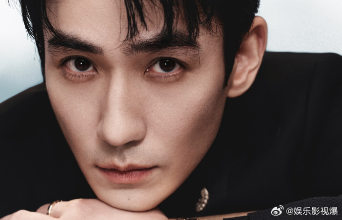 朱一龙黑西装金手表禁欲系朱一龙成熟男人风骨黑西装塑造清冷禁欲气质，指尖手腕金饰暗