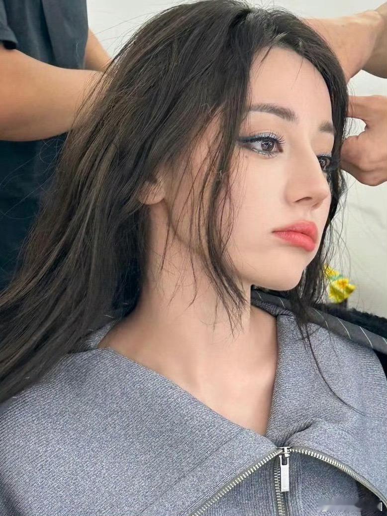 迪丽热巴蓝眼影适配度  内娱芭比，除了我女鹅，还有谁能胜任？😊 