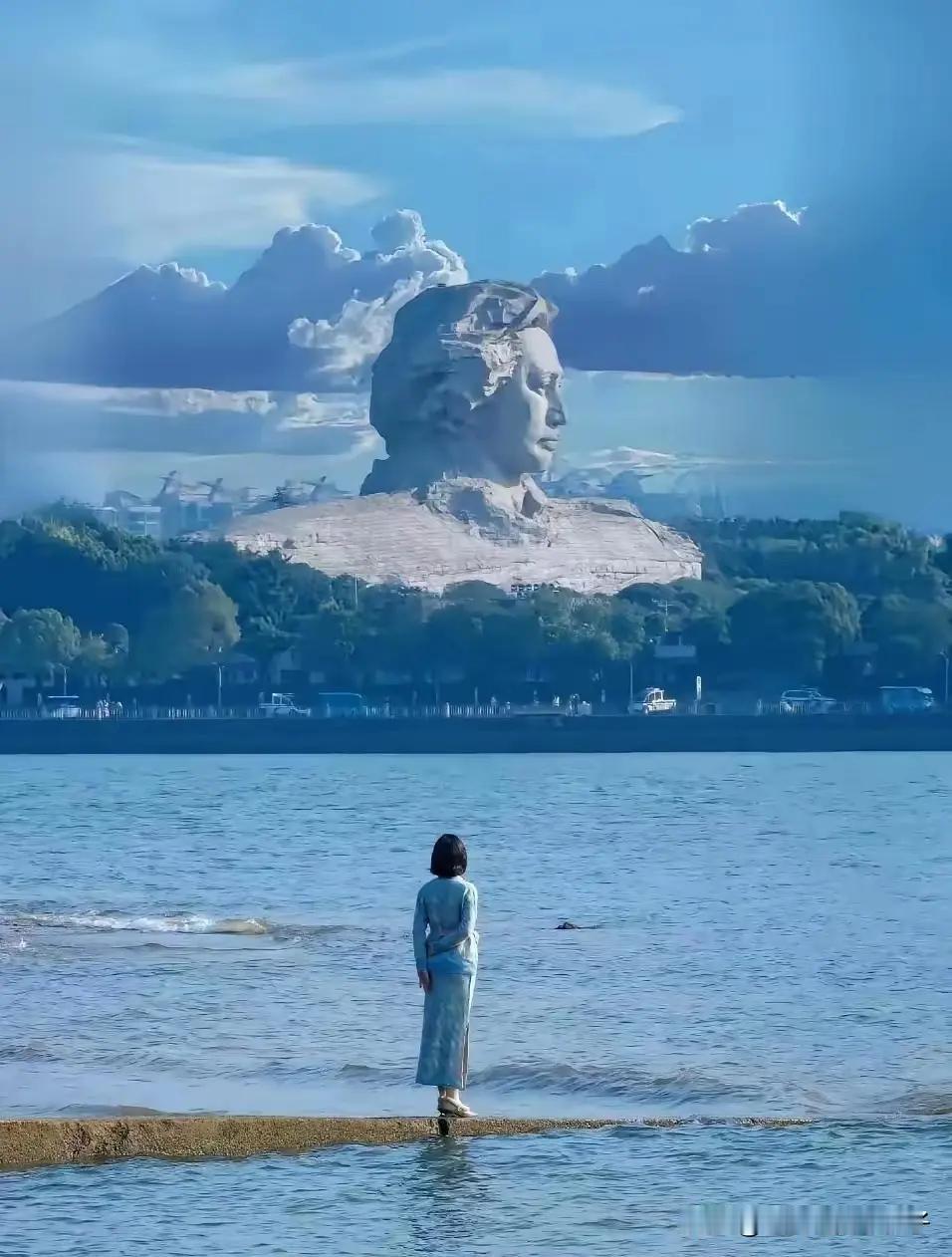 到橘子洲头，瞻仰青年毛主席雕像，回望恰同学少年…