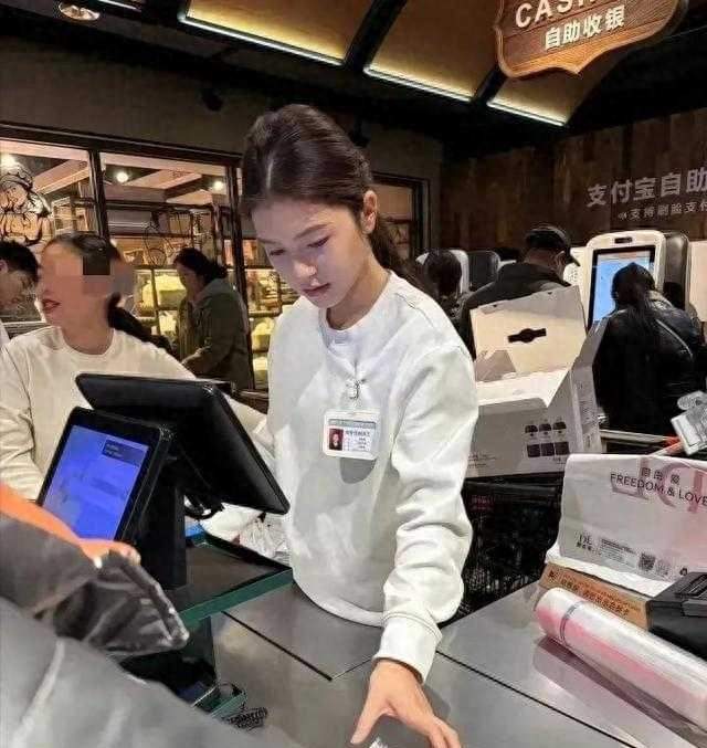 提醒插队反遭辱骂，胖东来给收银员、主管各补偿一万，将依法起诉