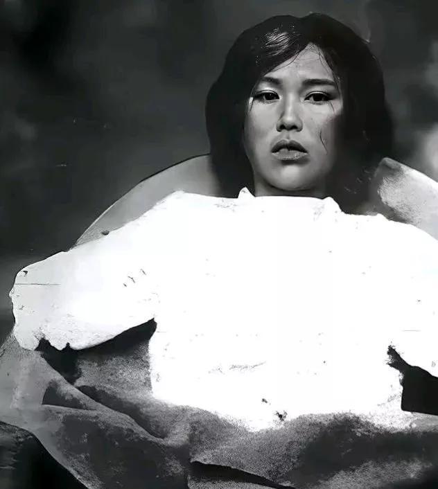 这位年仅20岁的姑娘，惨遭四、五个日寇强暴，禽兽不如的鬼子兵见她不停地挠抓反抗，