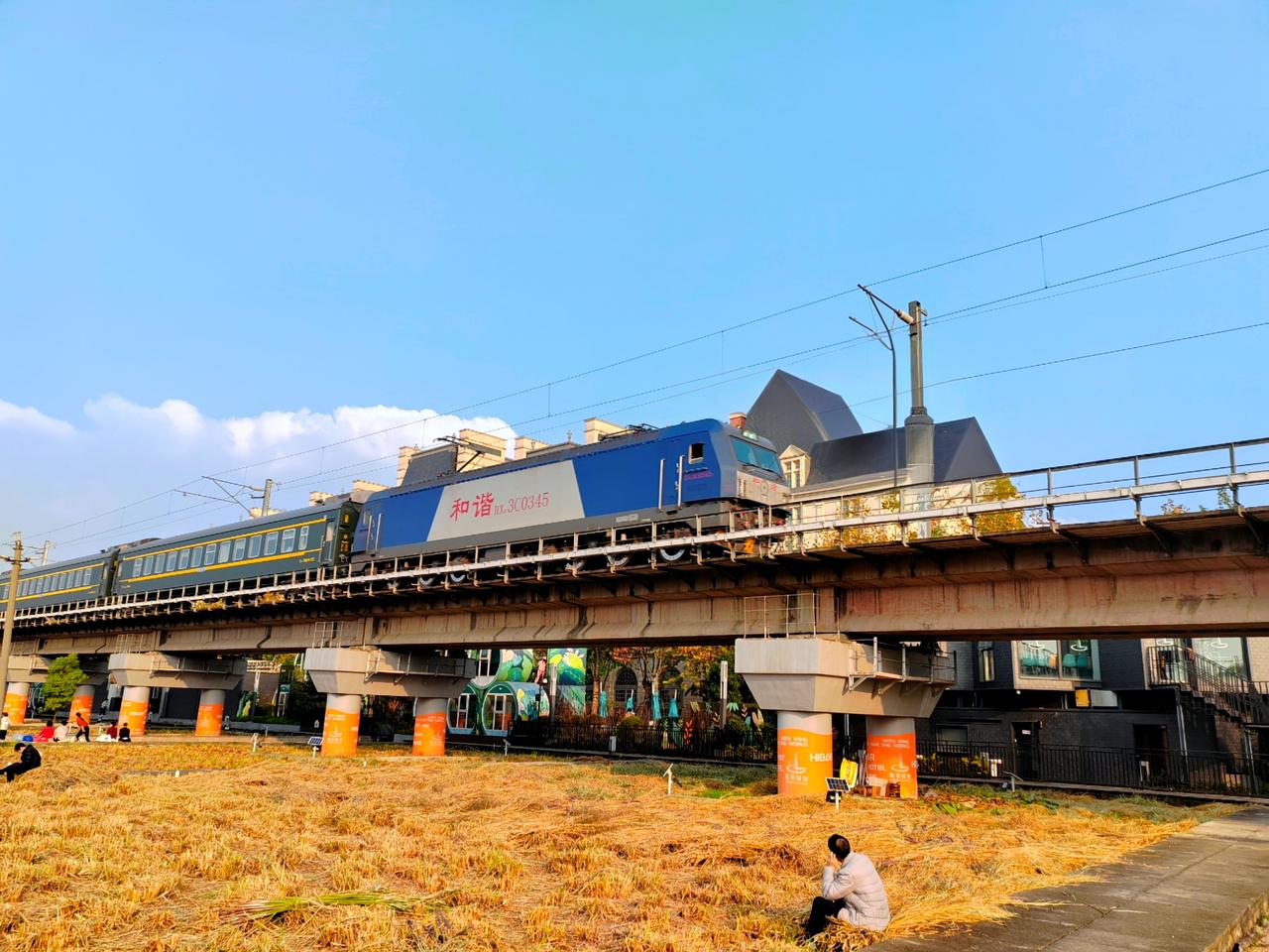 列车如银色闪电劈开旷野，轰鸣声由远及近，裹挟着疾风掠过站台。车窗连成流动的光带，