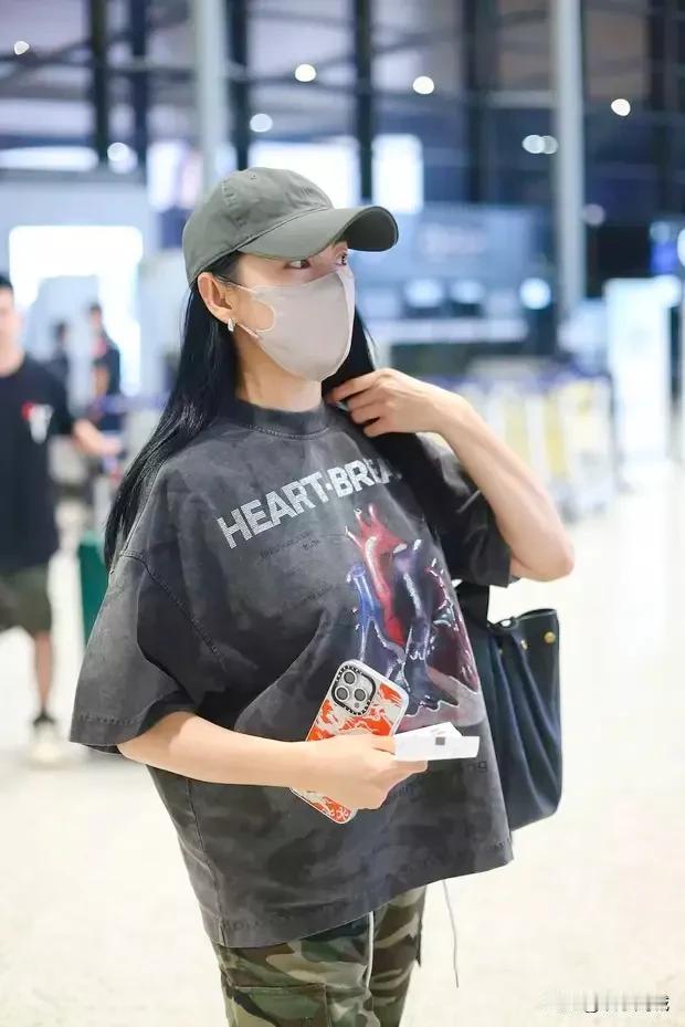 9月18日，她在风波后首次亮相上海机场，独自背包，轻松自在，仿佛一切的风波都未曾
