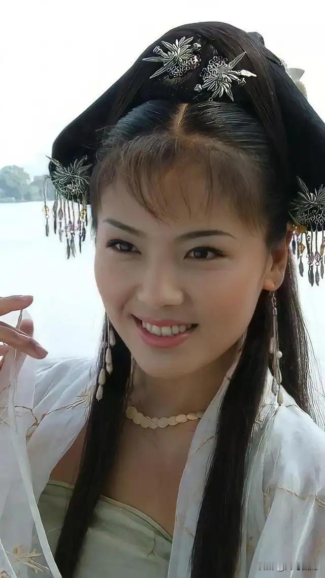 刘涛15岁的时候，被父亲送去当文艺兵。3年里，她和女兵们一起种菜、养猪，那时候她